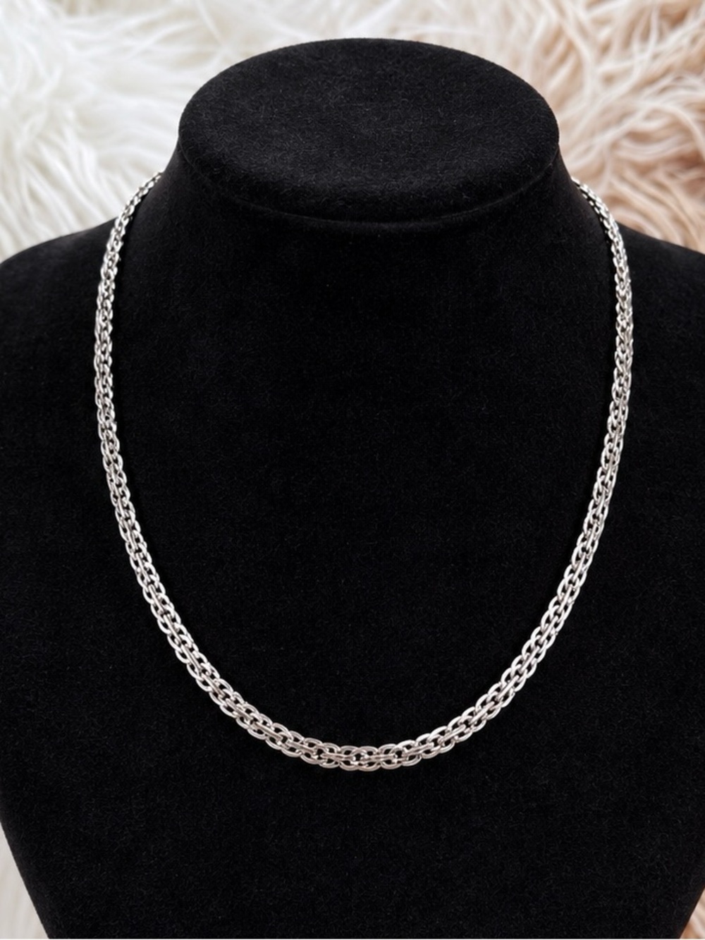 Elegant vintage silvertone chain necklace